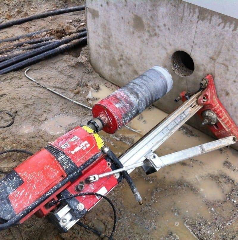 Beton duvarda karot makinesi ile delme çalışması
